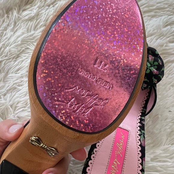 Betsey Johnson wooden Kitten Heels - Picture 5 of 11